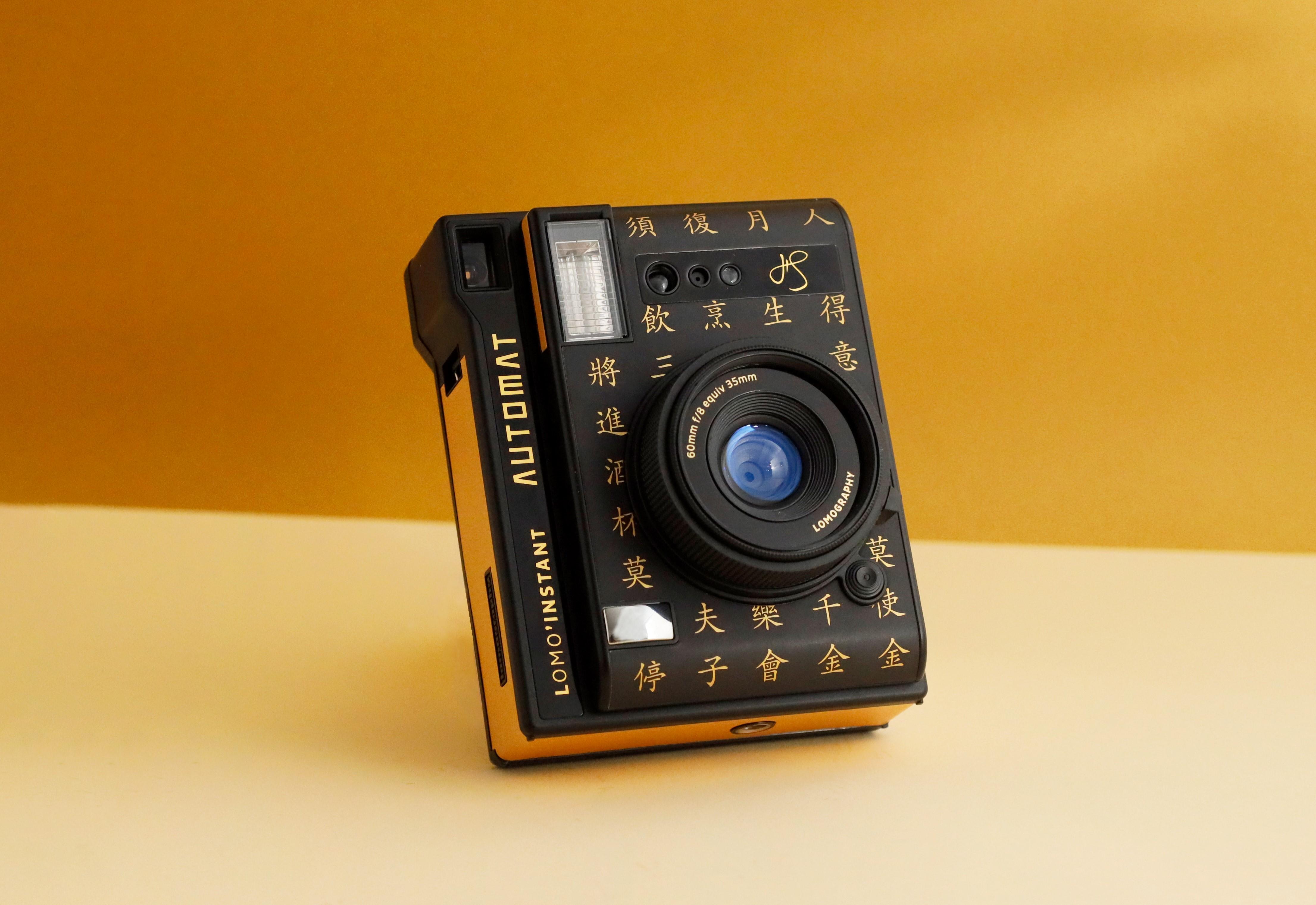 印上了李白的《將進酒》,以黑金色為主調。