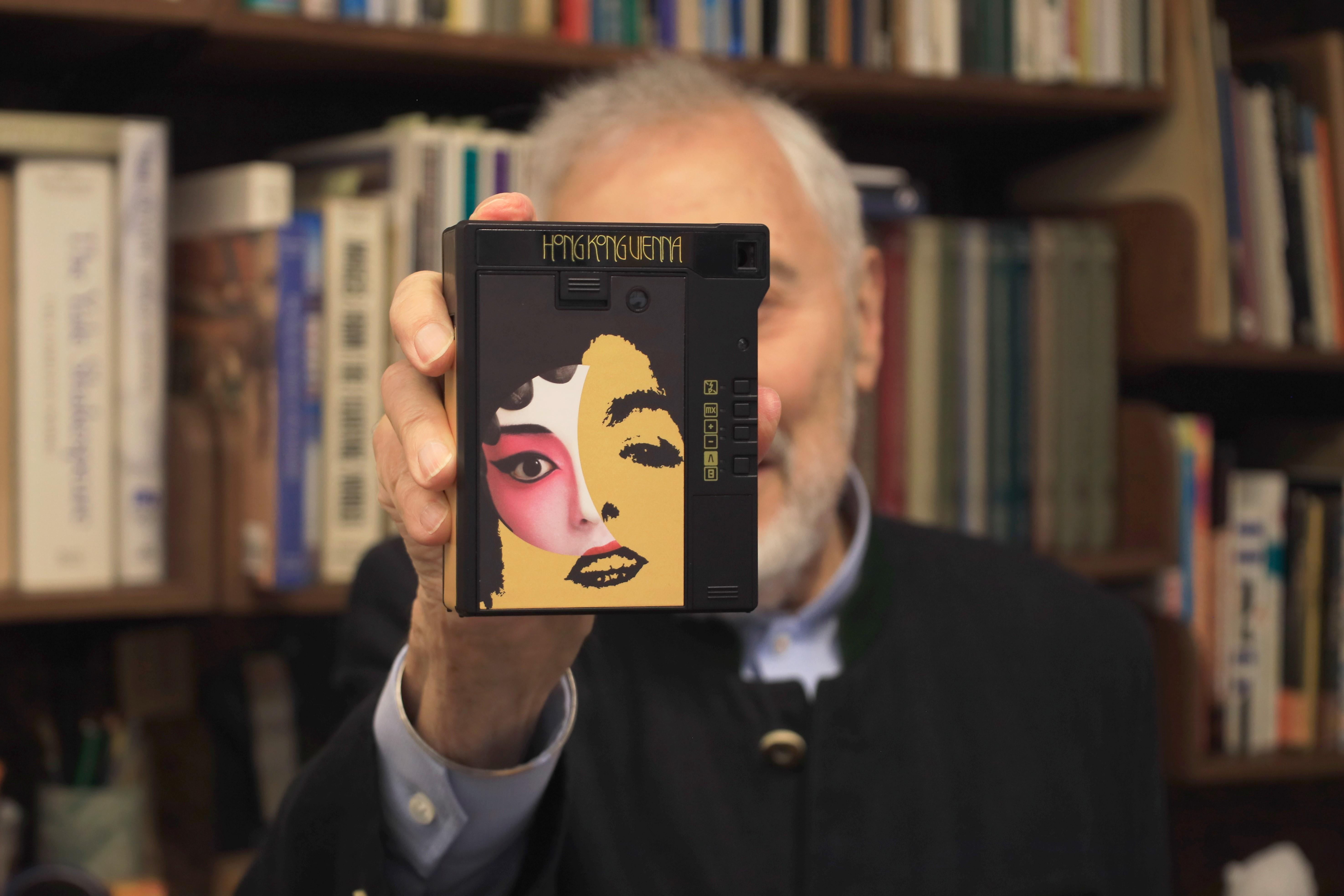 機背則是Henry Steiner設計的Hong Kong Vienna Opera Ball 2008海報。