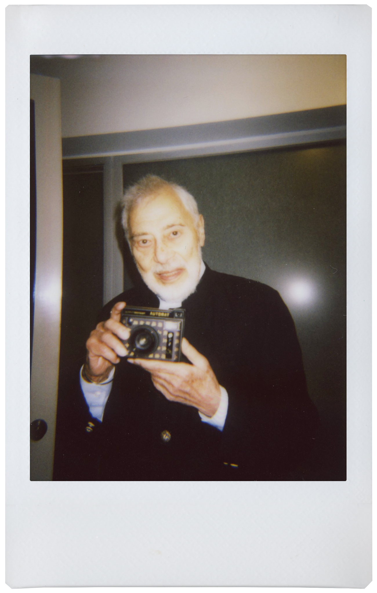 Henry Steiner親自拿著自家聯乘版Lomo'Instant Automat相機。