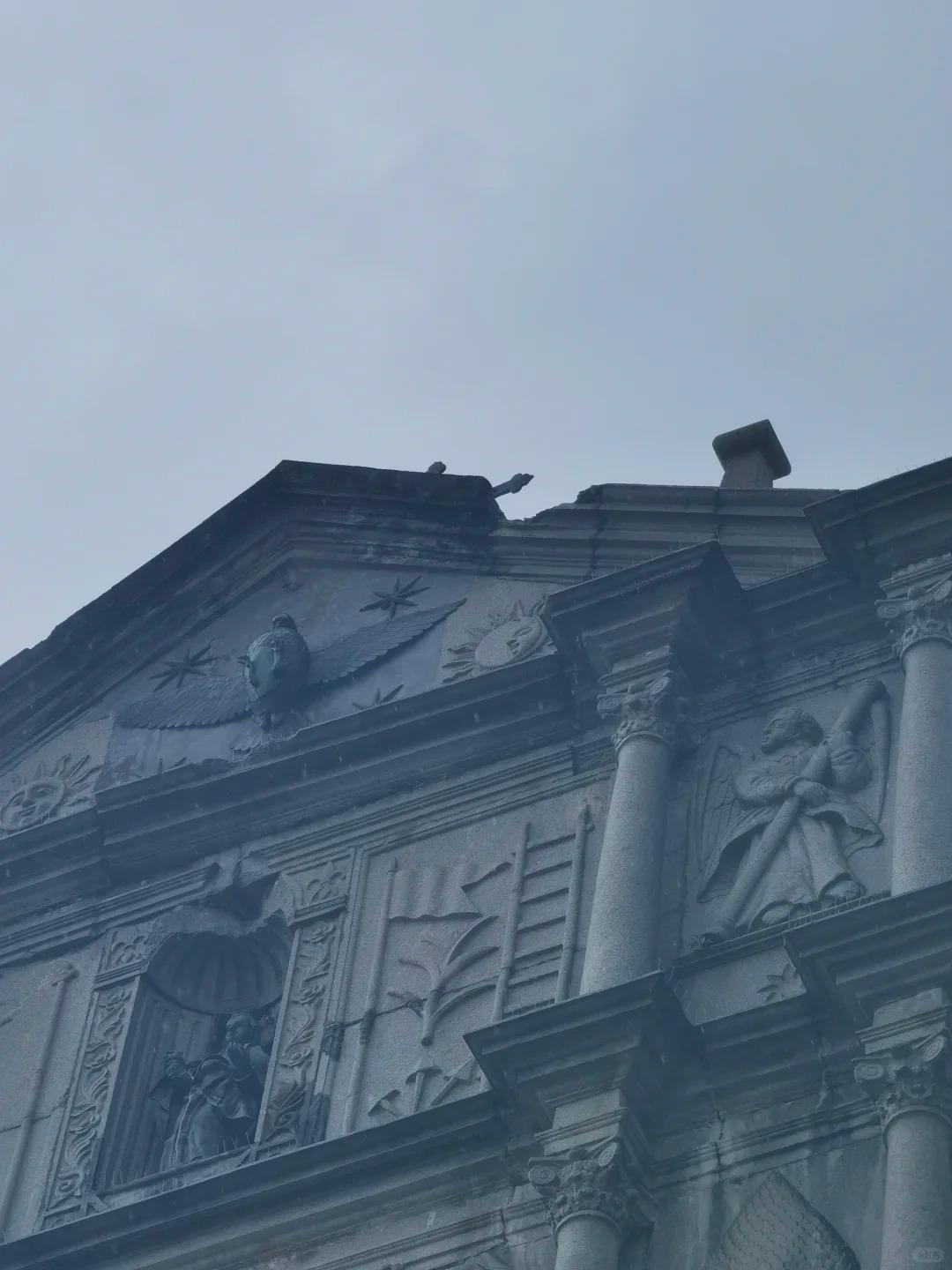 小紅書有帖文指大三巴頂部出現缺口,當局指經核對過去資料,該位置一直存在缺口,而非新造成 (小紅書)