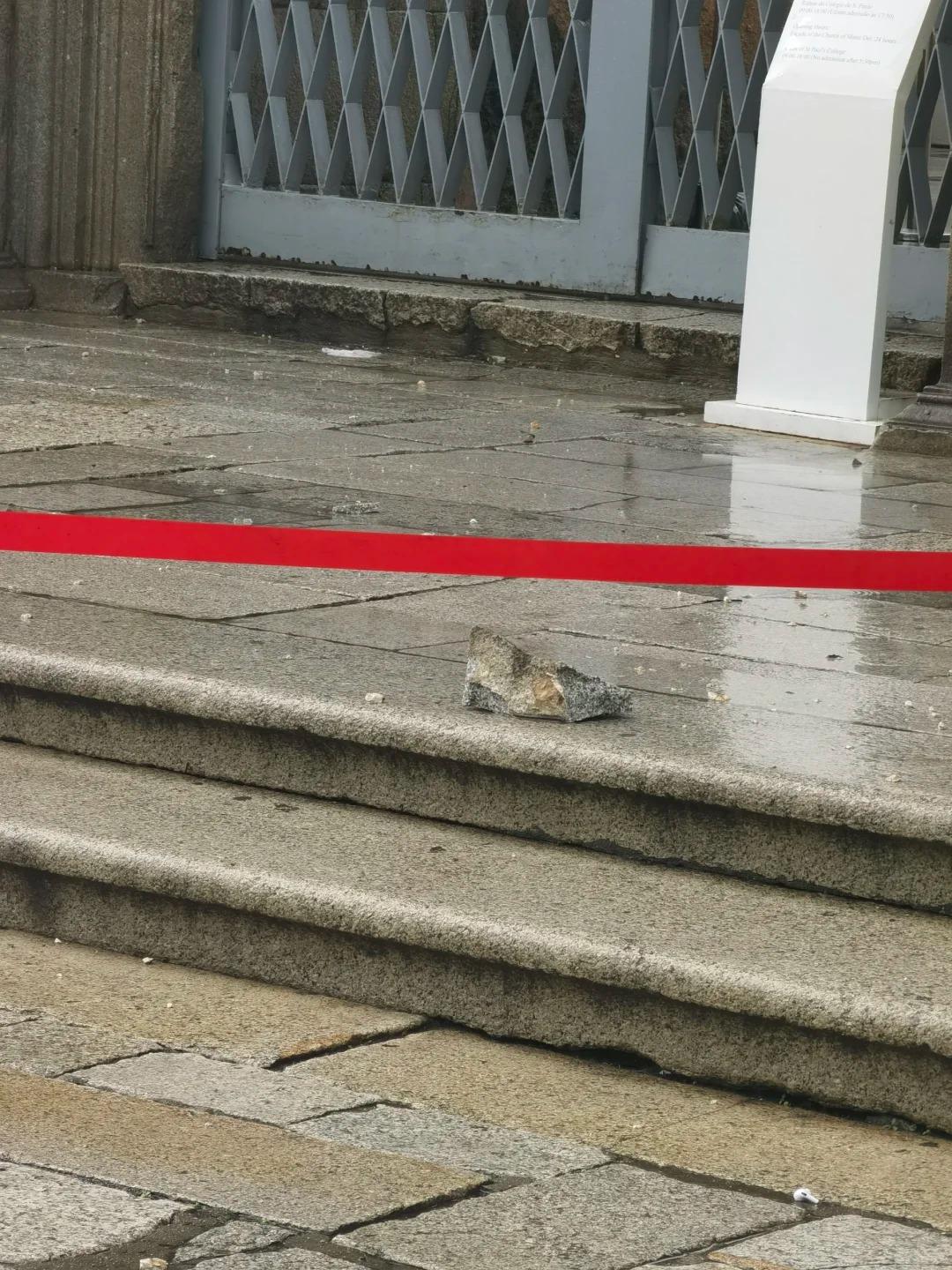 小紅書早前流傳大三巴頂部跌落小石塊。小紅書圖片