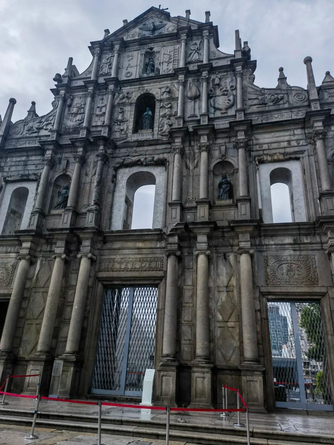 澳門地標大三巴牌坊昨日(12日)受惡劣天氣影響,場內供電出現短暫故障,同時疑因雷閃掉落小石塊,無造成任何人受傷。 小紅書圖片