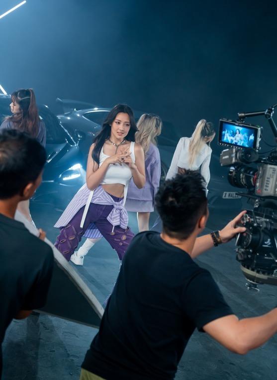 Mandy在廣告中挑戰個人跳唱。