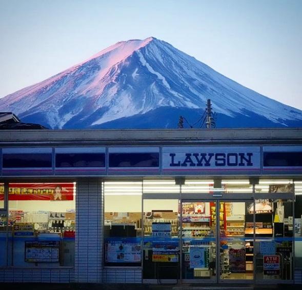 河口湖LAWSON店與富士山同框的美景。(互聯網)