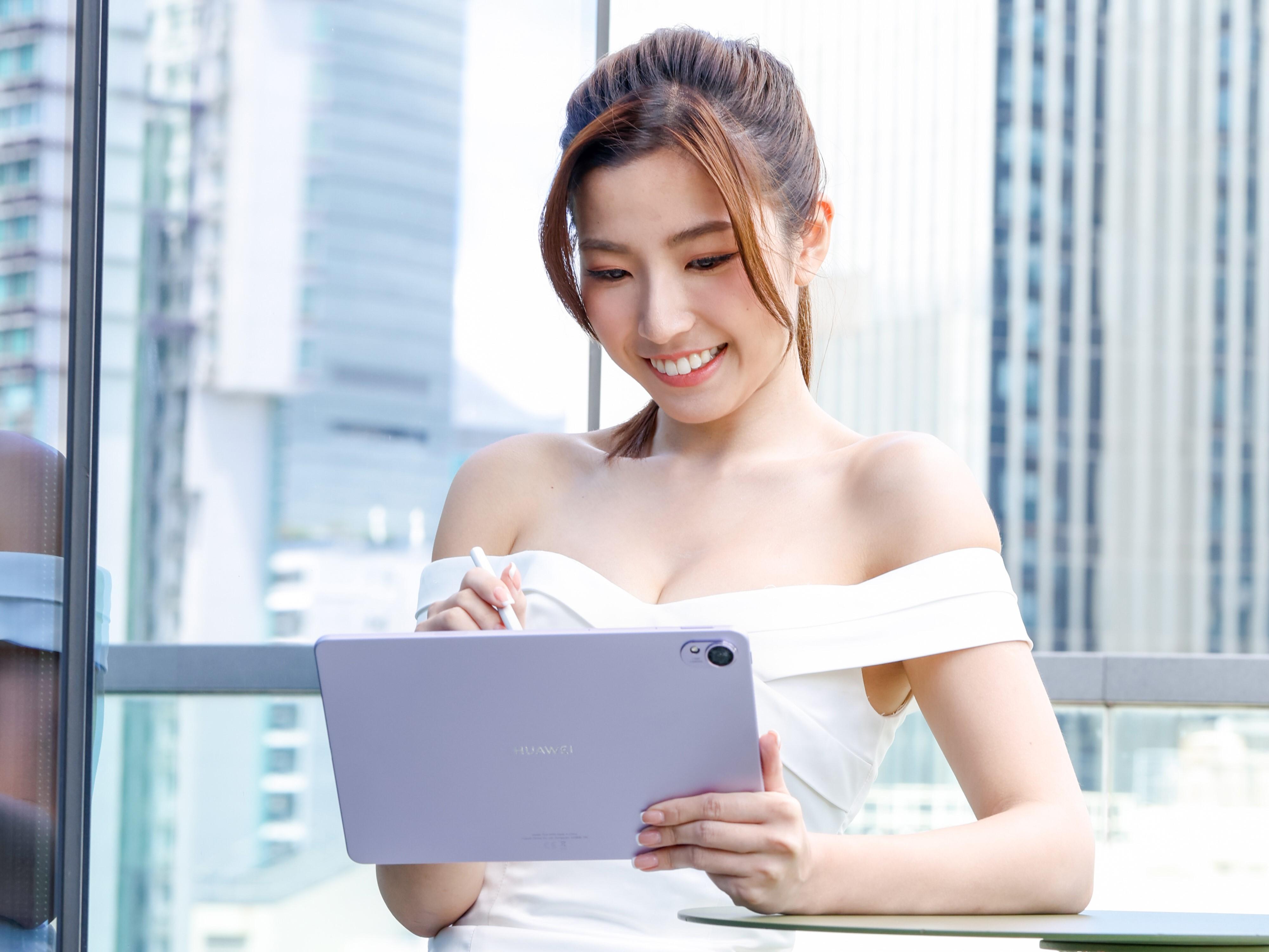 HUAWEI MatePad 11.5”S重量約510g,拿上手尺寸大小亦剛好。