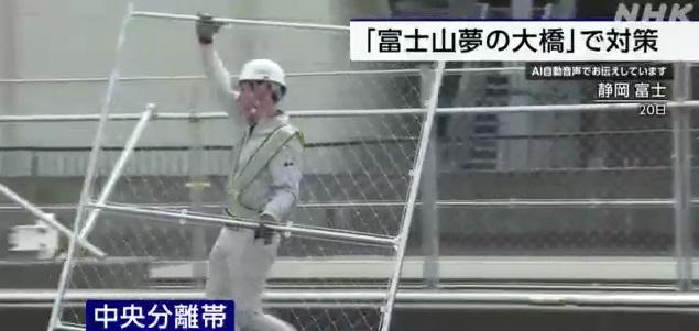 工程人員在夢之大橋車道中央架設1.8米高圍欄。(互聯網)