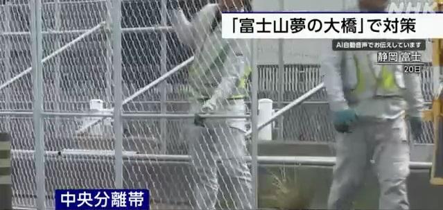 工程人員在夢之大橋車道中央架設1.8米高圍欄。(互聯網)