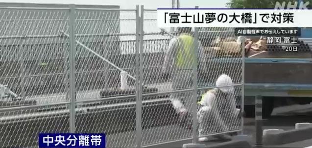 工程人員在夢之大橋車道中央架設1.8米高圍欄。(互聯網)