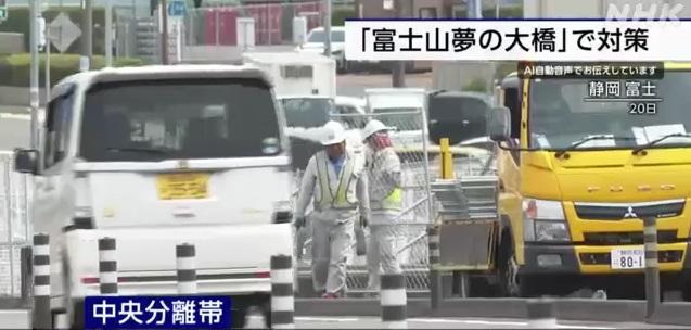 工程人員在夢之大橋車道中央架設1.8米高圍欄。(互聯網)