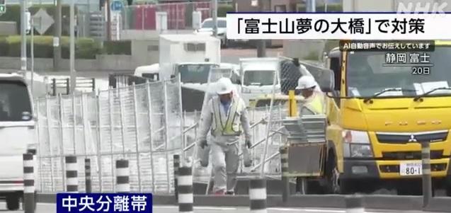 工程人員在夢之大橋車道中央架設1.8米高圍欄。(互聯網)