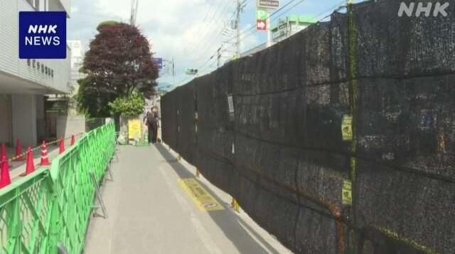 LAWSON便利店前黑幕貼著QR code,介紹其他拍攝景點。(互聯網)