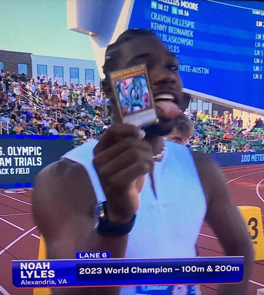 利里斯展示藍眼白龍卡片。(影片截圖)