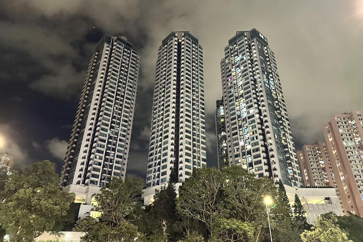 現崇山第5及6座晚上突然全幢停電。(網民Arlene Sze@FB群組「黃大仙區友(黃大仙,新蒲崗,鑽石山,慈雲山......)」)