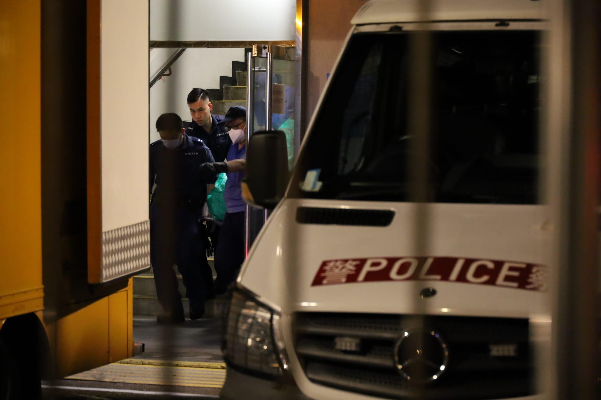 仵工抬出吞槍警員遺體。(鍾式明攝)