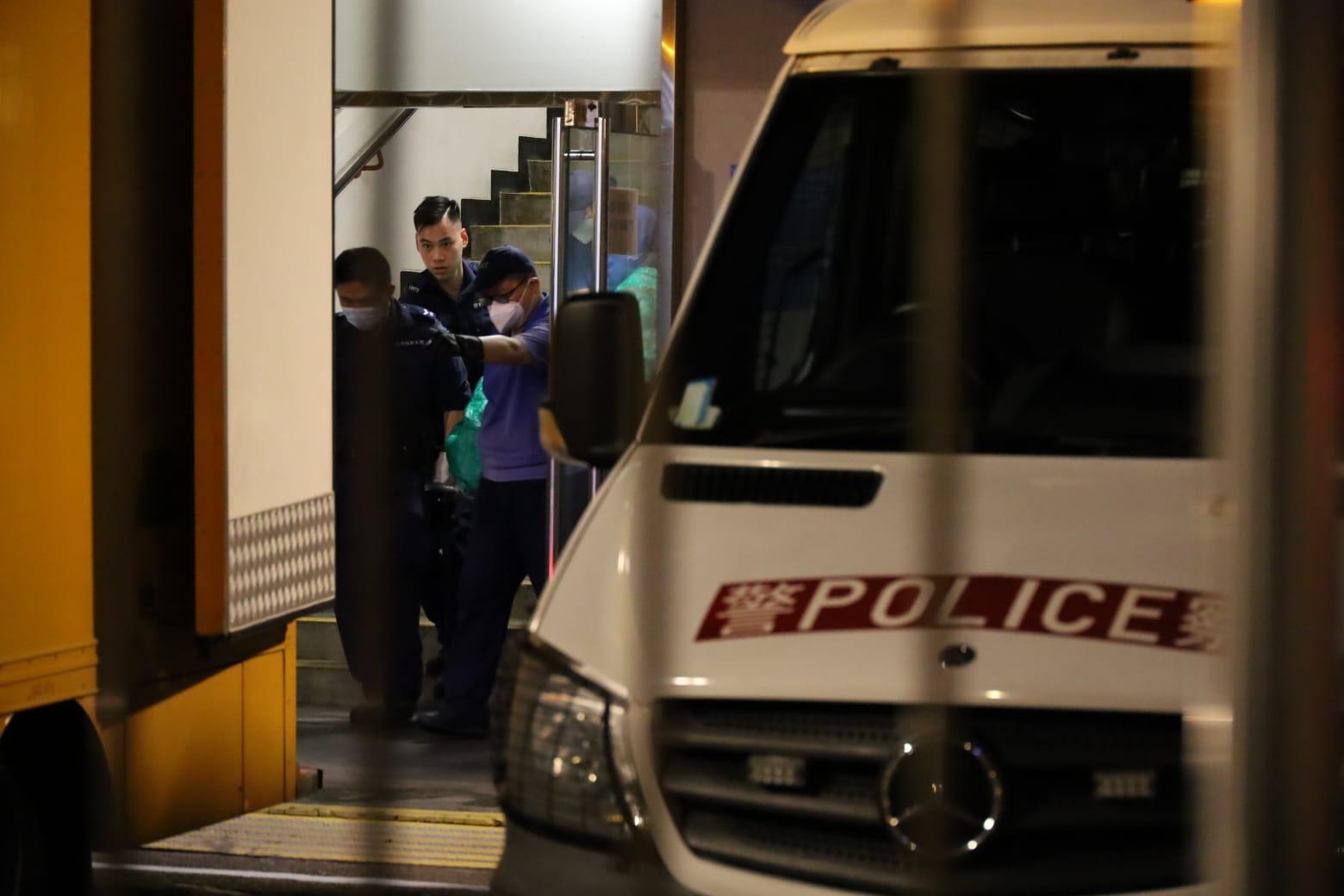 仵工抬出吞槍警員遺體。(鍾式明攝)