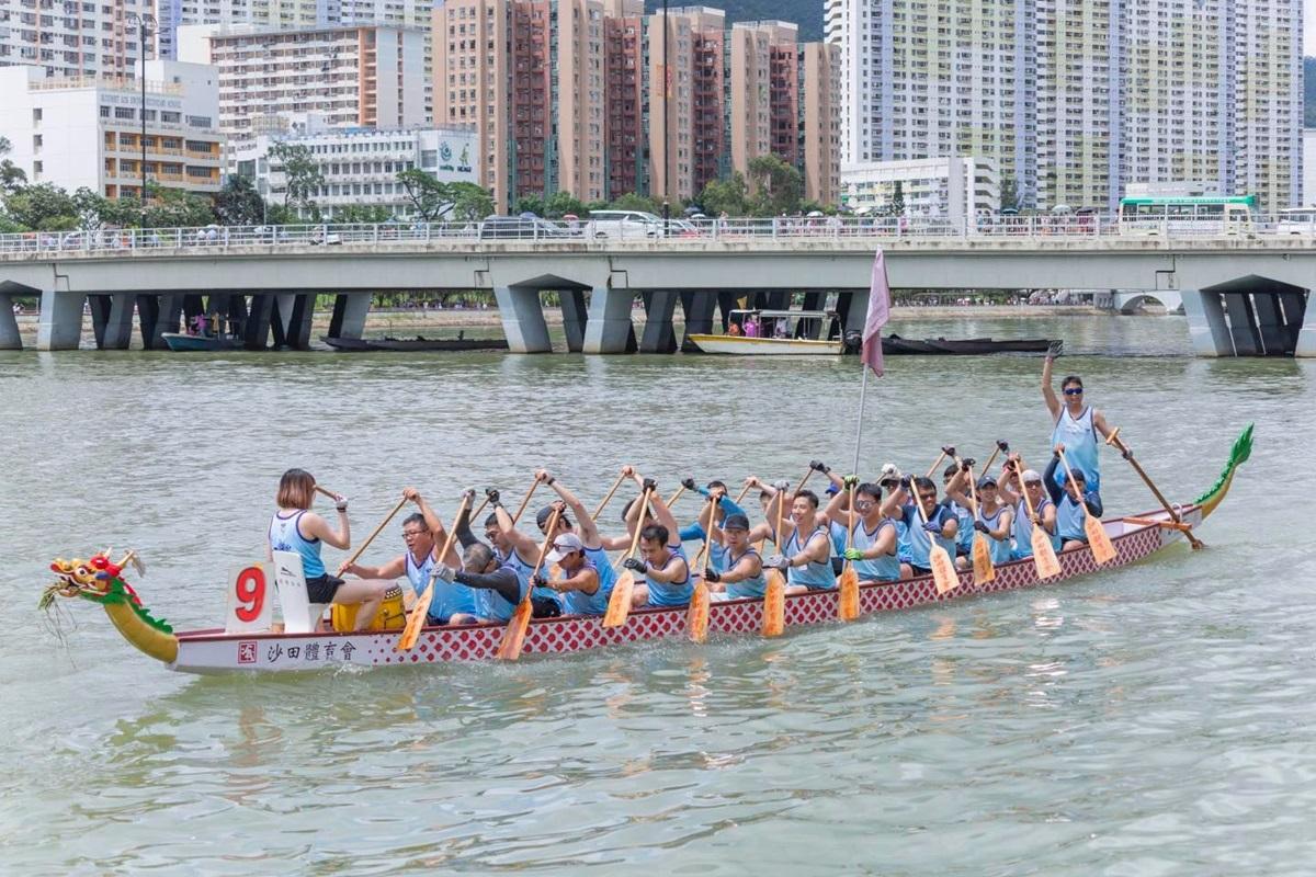水務署龍舟隊喺沙田龍舟競賽嘅「中龍邀請賽建造業議會偉金盃」拎到季軍。(FB專頁「滴惜仔 Water Save Dave」圖片)