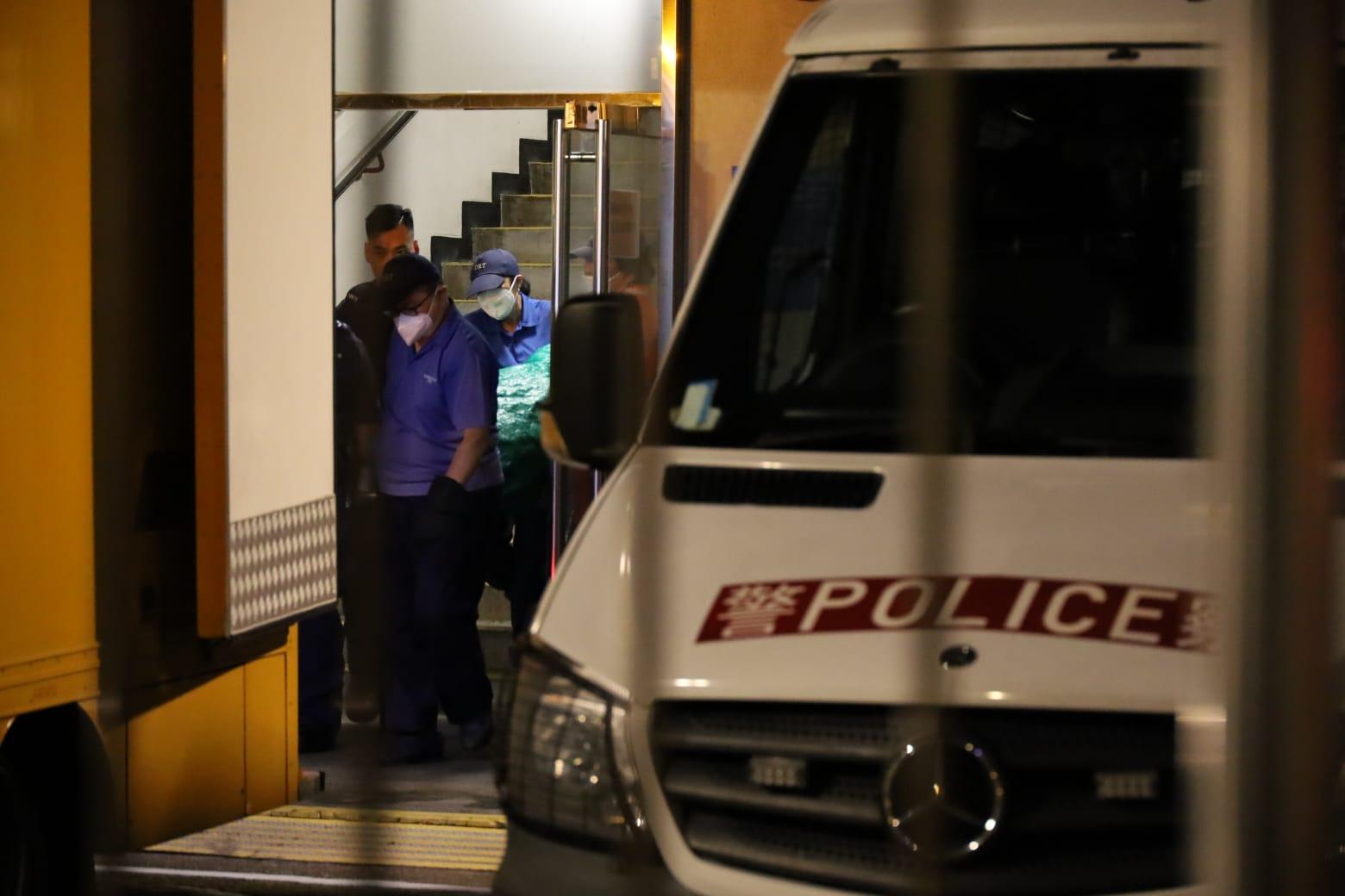 仵工抬出吞槍警員遺體。(鍾式明攝)