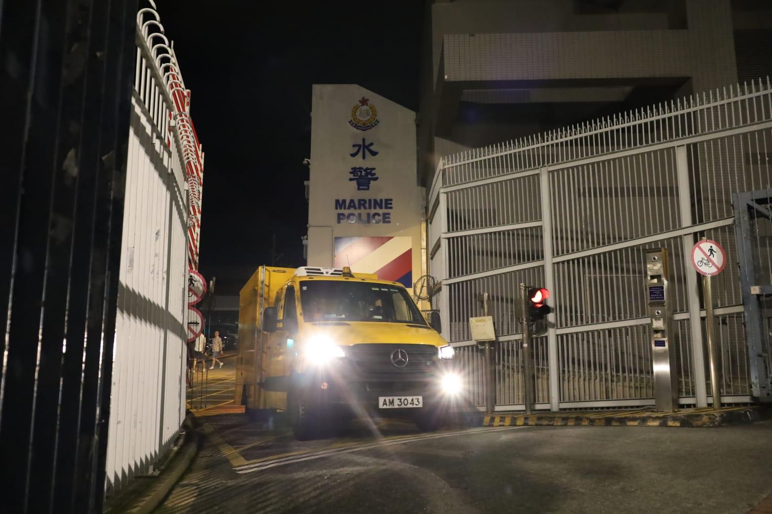 仵工抬出吞槍警員遺體。(鍾式明攝)