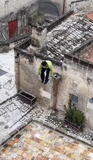 男子在古蹟屋頂上跳來跳去。(互聯網)