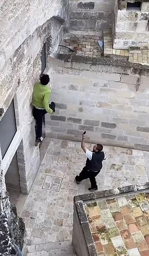 男子飛簷走壁,友人在旁拍攝。(互聯網)