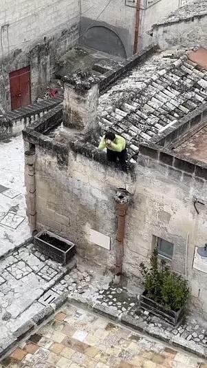 男子在古蹟屋頂上跳來跳去。(互聯網)