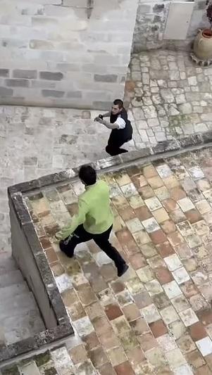 男子在古蹟屋頂上跳來跳去。(互聯網)