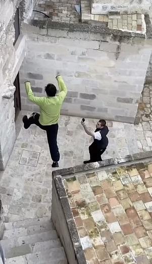 男子日前在意大利南部巴西利卡塔古城大玩飛躍道,最終失手摔倒。(互聯網)