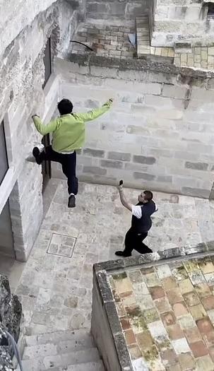 男子日前在意大利南部巴西利卡塔古城大玩飛躍道,最終失手摔倒。(互聯網)