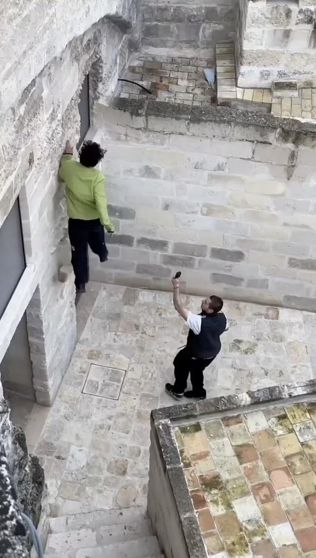 男子日前在意大利南部巴西利卡塔古城大玩飛躍道,最終失手摔倒。(互聯網)