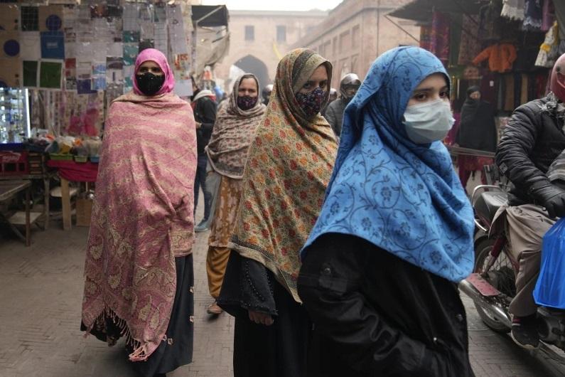 巴基斯坦拉合爾今年1月空氣污染嚴重,民眾戴口罩防護。(資料圖片)