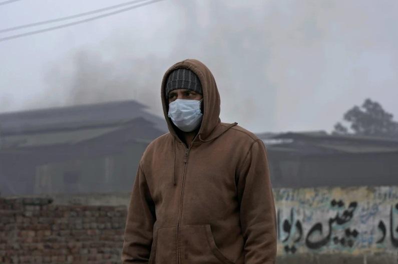 巴基斯坦拉合爾今年1月空氣污染嚴重,民眾戴口罩防護。(資料圖片)
