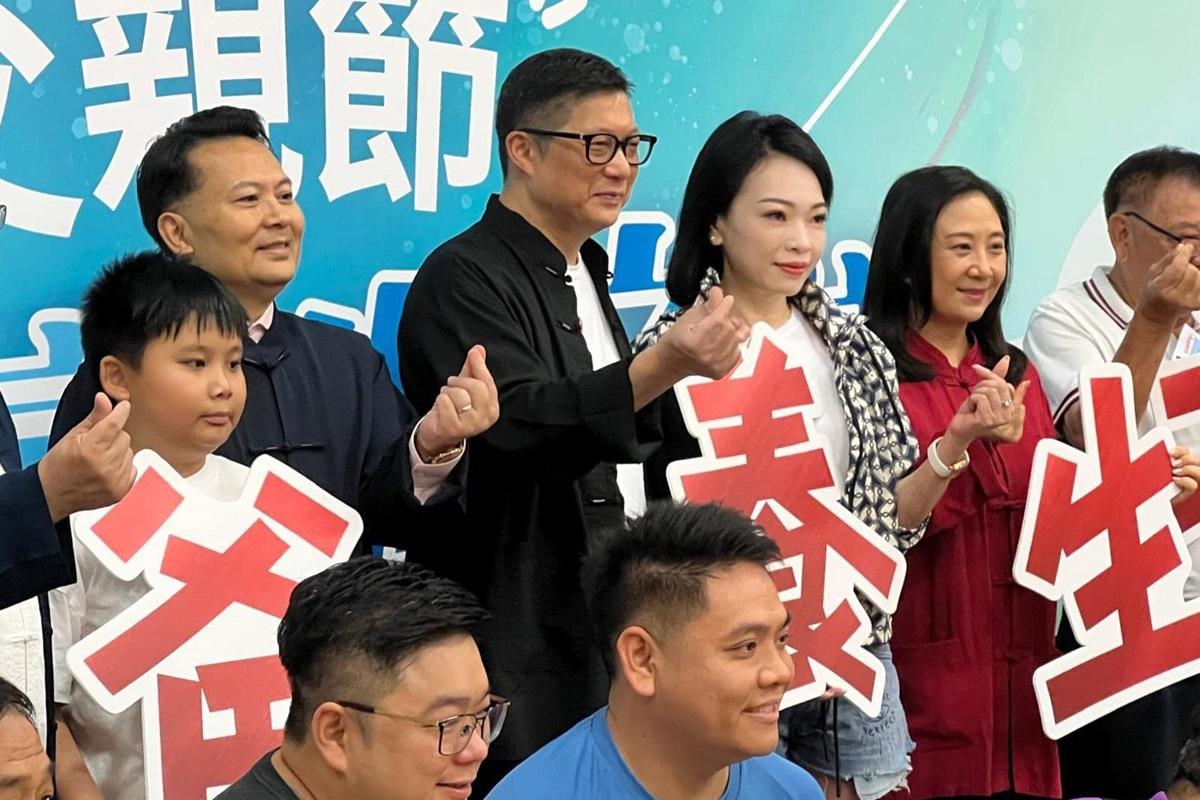 鄧炳強(左三)今日與夫人(右三)出席一個八段錦活動。(鄧炳強FB)