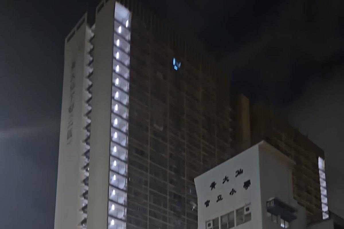 黃大仙下邨龍光樓晚上突然全幢停電。(網民Agnes Cheung@FB群組「黃大仙區友(黃大仙,新蒲崗,鑽石山,慈雲山......)」)