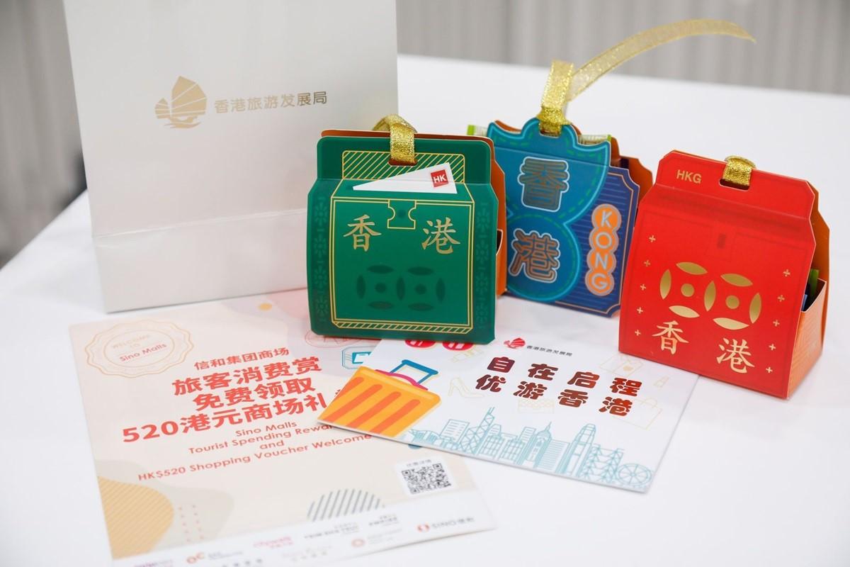 旅發局向抵港動臥列車旅客送上紀念品。(旅發局提供)