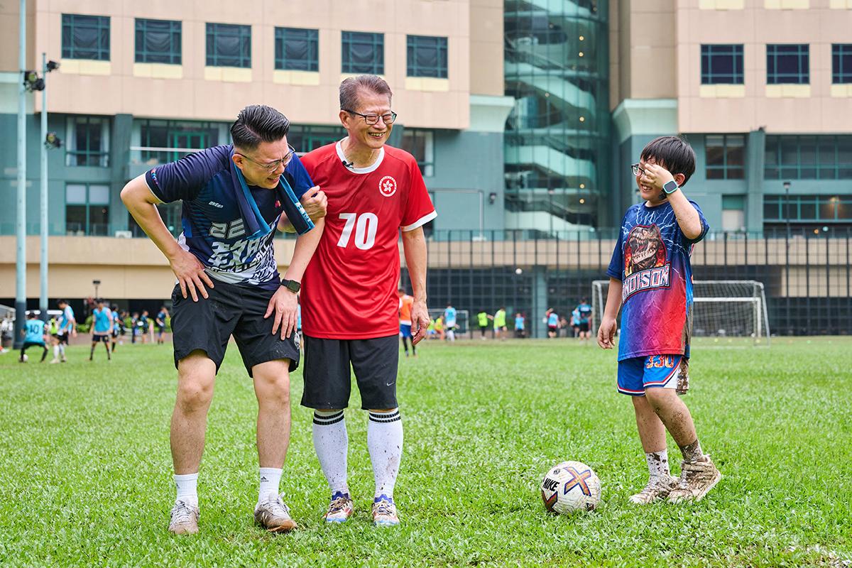 陳茂波與數對父子踢足球。(陳茂波網誌)