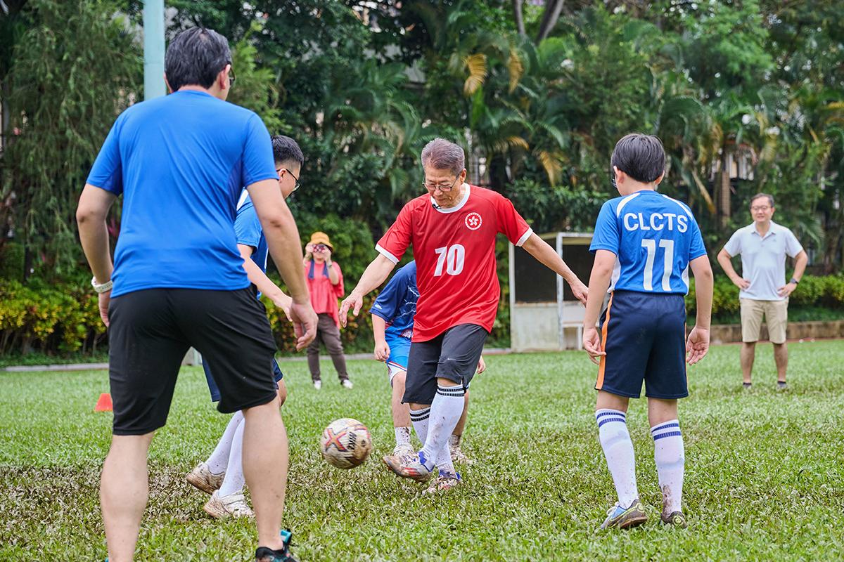 陳茂波與數對父子踢足球。(陳茂波網誌)