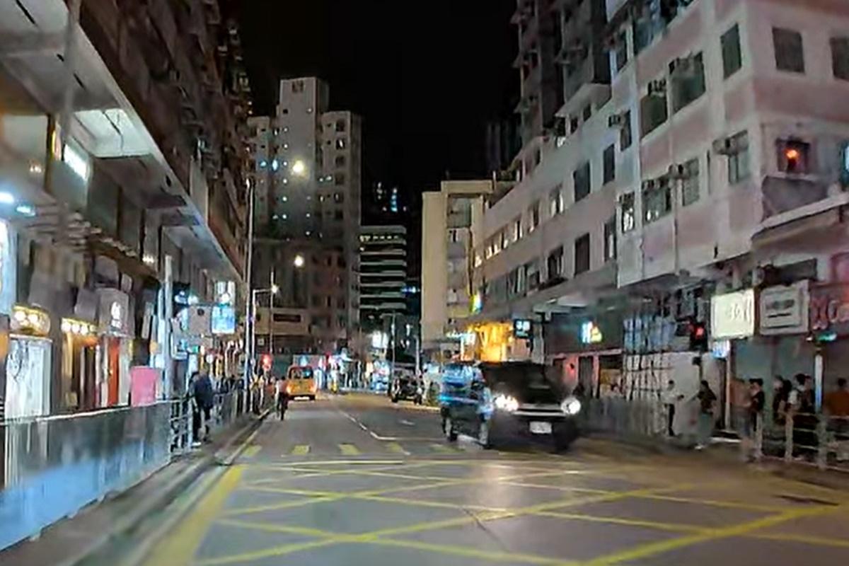 片主駛經的路口設有交通燈行人過路處。(網民Dan Hung@FB群組「車cam L(香港群組)」)