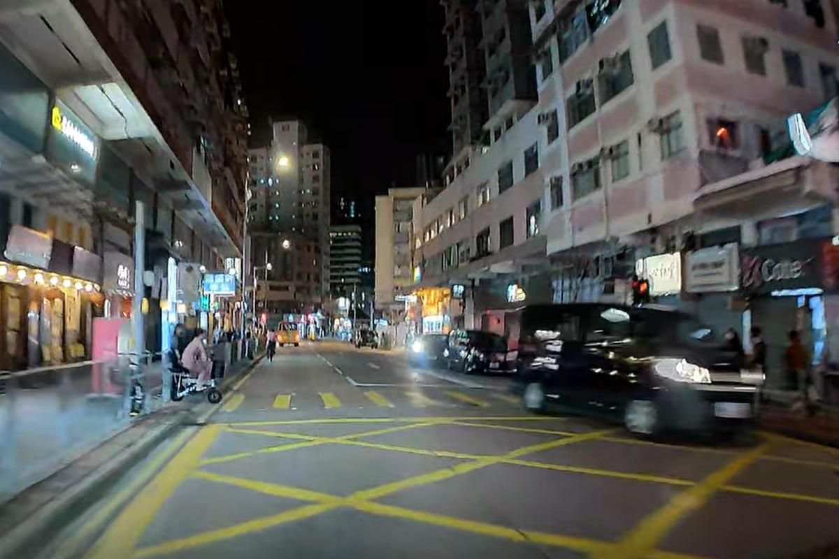 片主駛近行人過路處時前方突有一名女子騎着電動單車衝出。(網民Dan Hung@FB群組「車cam L(香港群組)」)