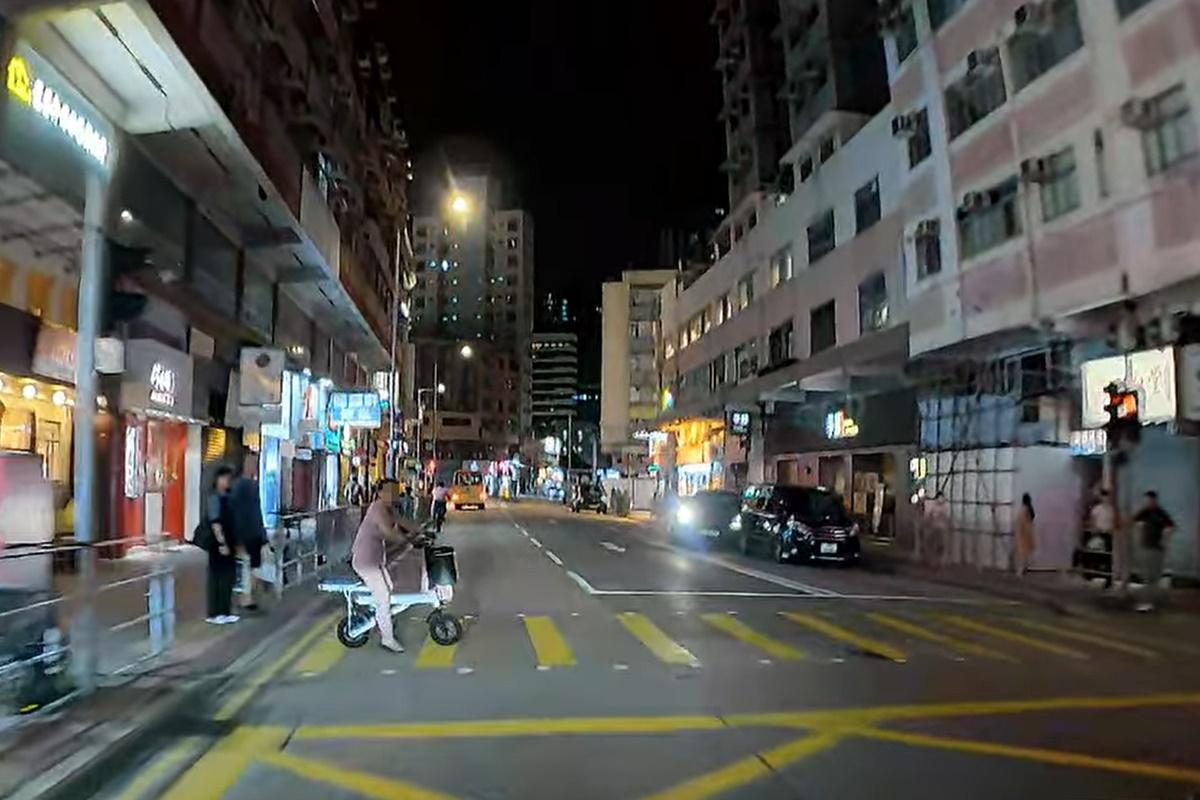 片主駛近行人過路處時前方突有一名女子騎着電動單車衝出。(網民Dan Hung@FB群組「車cam L(香港群組)」)