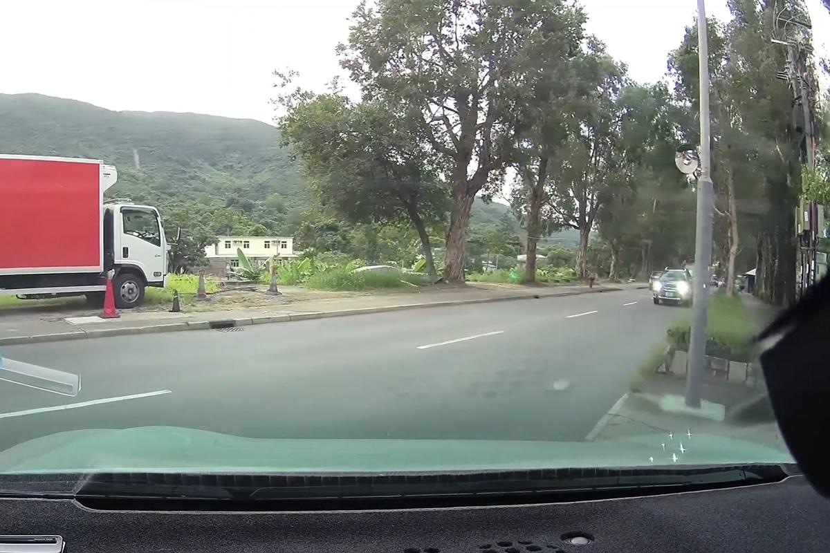 林村有四驅車心急逆線爬頭,當遇到對頭車更索性駛上行人路。(FB群組「車cam L(香港群組)」影片截圖)