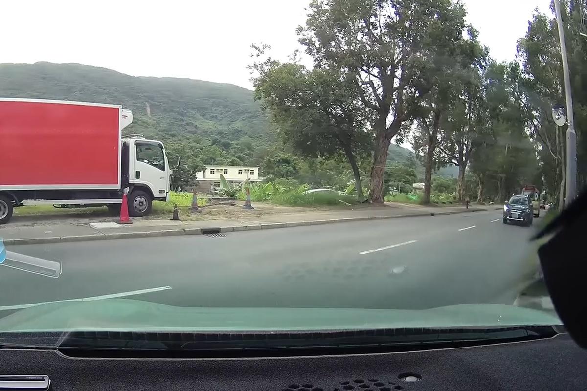 林村有四驅車心急逆線爬頭,當遇到對頭車更索性駛上行人路。(FB群組「車cam L(香港群組)」影片截圖)
