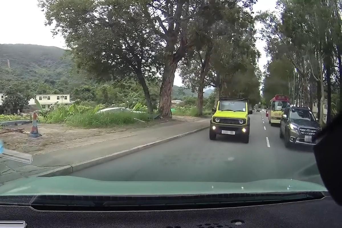 林村有四驅車心急逆線爬頭,當遇到對頭車更索性駛上行人路。(FB群組「車cam L(香港群組)」影片截圖)