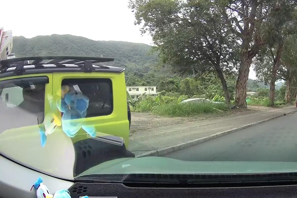 林村有四驅車心急逆線爬頭,當遇到對頭車更索性駛上行人路。(FB群組「車cam L(香港群組)」影片截圖)