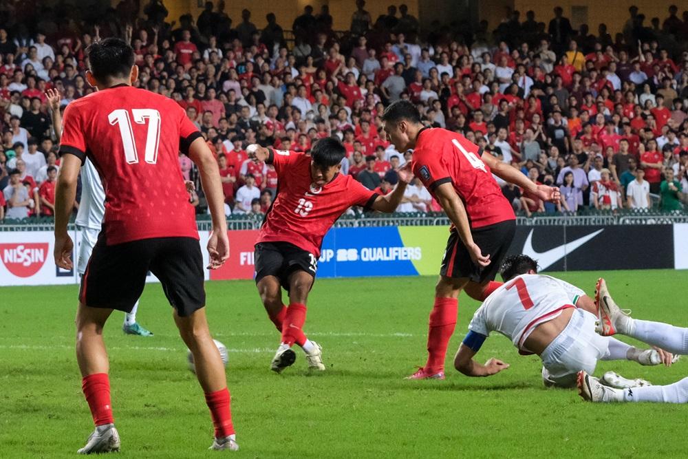 後備上陣的杜俊暉禁聒區內把握機會,射入他在香港隊的首個入球。(中新社)