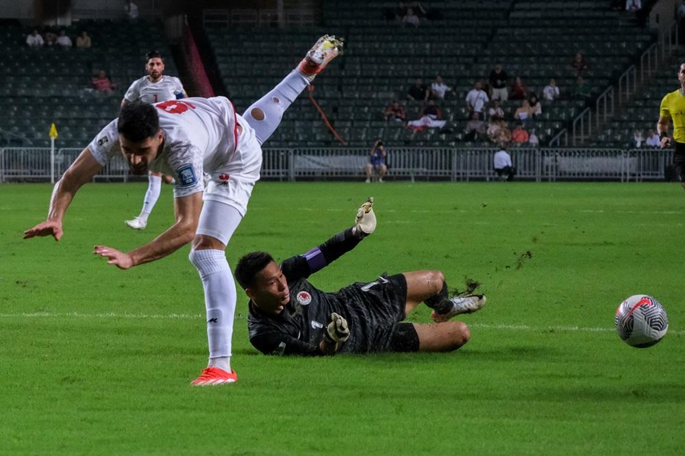 葉鴻輝的出迎被球證指犯規,而被判罰第2球12碼。(中新社)