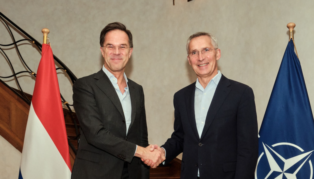 荷蘭首相呂特(Mark Rutte、左)將在10月1日起接替斯托爾滕貝格(Jens Stoltenberg、右)出任北約秘書長。(北約圖片)
