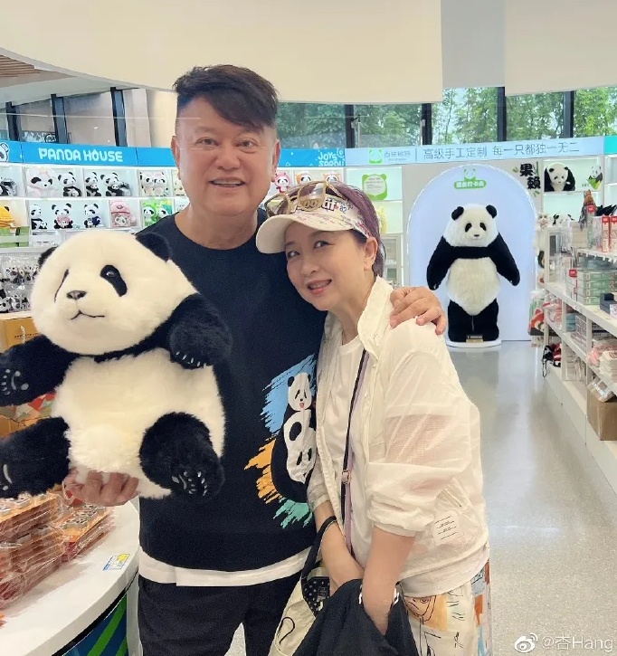 陳百祥唱情歌賀結婚45周年 「感恩黃小姐一路陪伴」