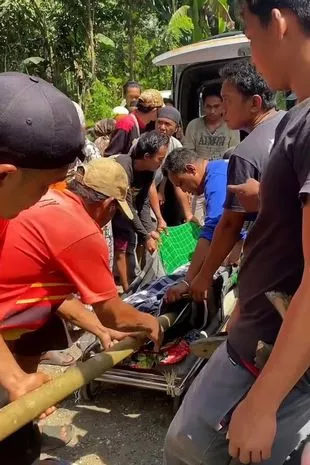 村民抬走巨蟒。(互聯網)