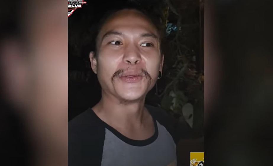 捉蛇專家Ner Khwai。(互聯網)