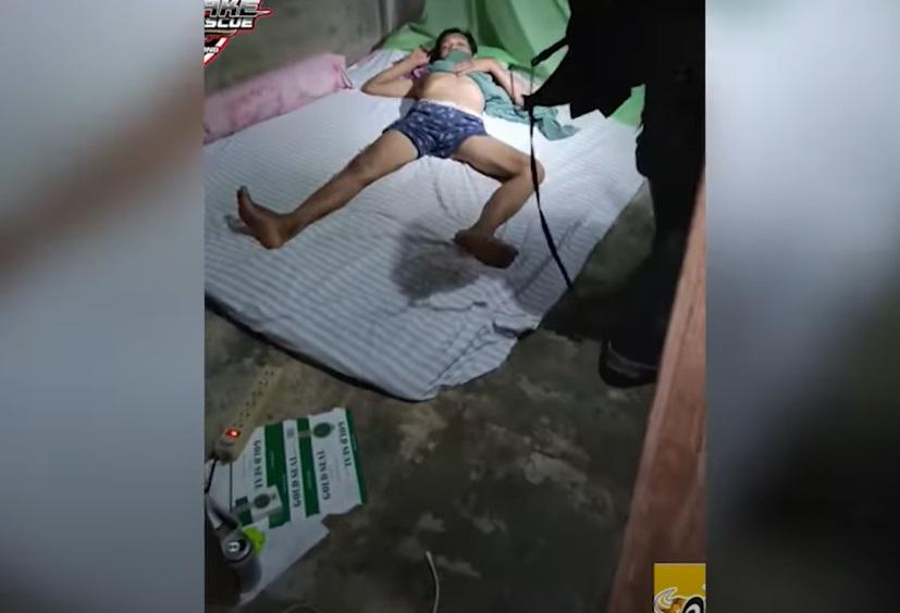 男子被眼鏡蛇捐褲浪待救。(互聯網)